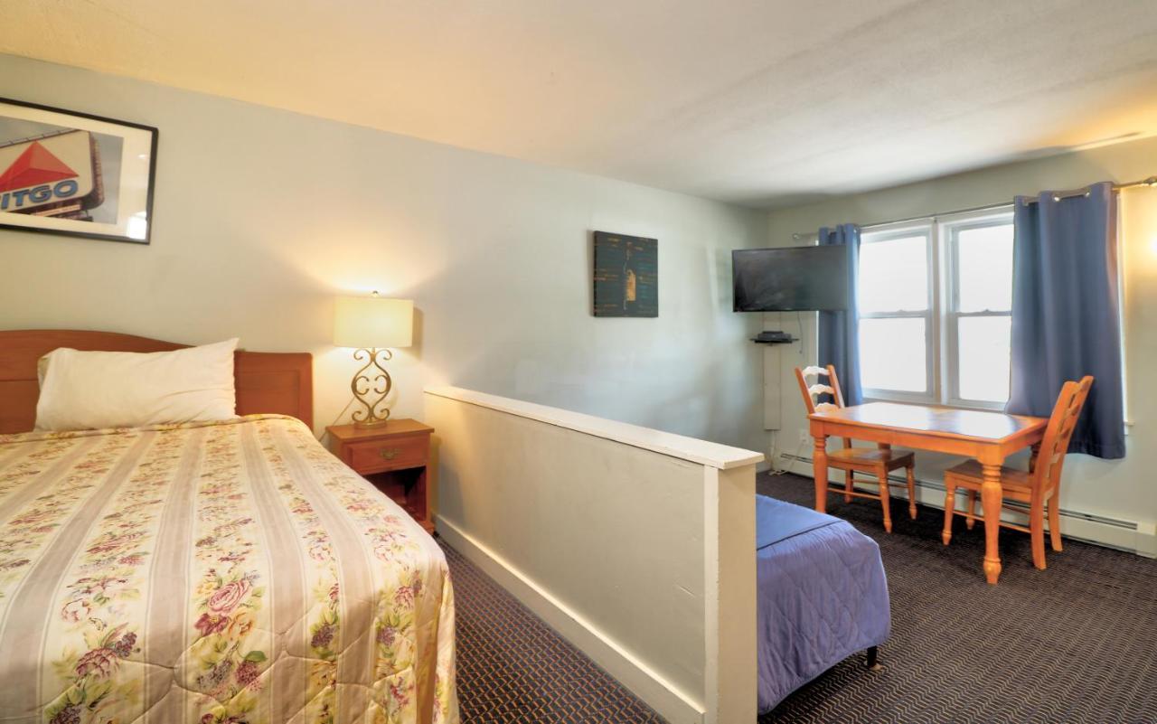 The Villager Motel Bartlett Room photo